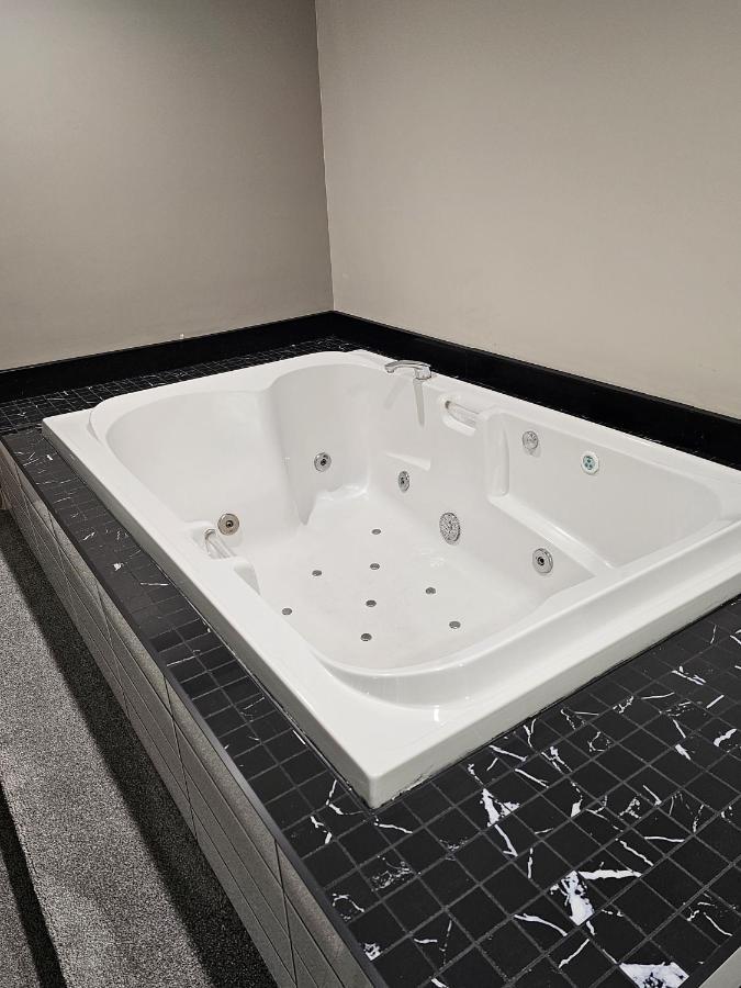 Western Budget Motel #1 Leduc/Nisku Екстериор снимка